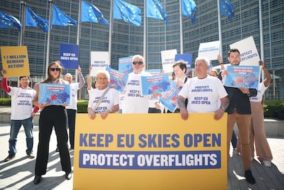 Entrega de firmas de Ryanair en la oficina de la Comisión Europea en Bruselas.