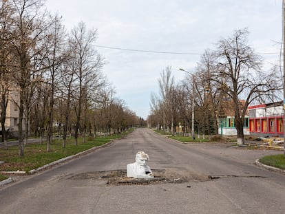 Un busto de Lenin impide el paso de los coches de Liman, Ucrania, el 11 de abril de 2023