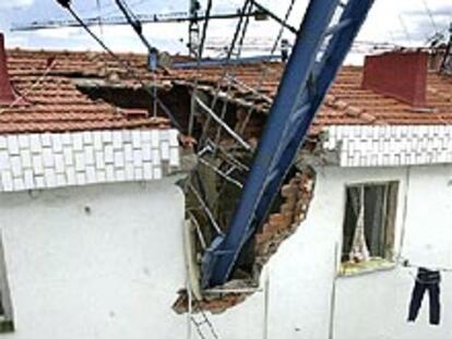 Imagen de la grúa caída hoy en Santurce incrustada en el edificio