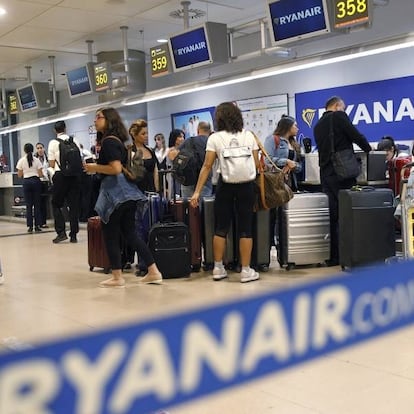 Viajeros facturando maletas en los mostradores de Ryanair.