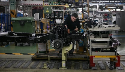 Un operario trabaja sobre una plataforma en la planta de Nissan de la Zona Franca, este martes.