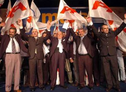 Miras Portugal, segundo por la izquierda, junto a Fraga, en el centro, en un acto del PP en Uruguay.