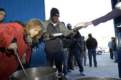 Cáritas ha comenzado hoy a repartir comida caliente entre los inmigrantes acampados junto al albergue de Jaén.