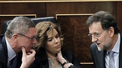 Mariano Rajoy charla con Soraya Sáenz de Santamaría y Alberto Ruiz-Gallardón.