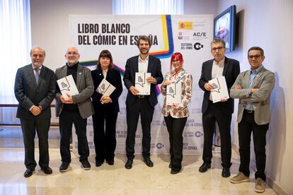 El ministro de Cultura, Ernest Urtasun (c), acompañado de Óscar Valiente, Alejandro Casasola, María José Gálvez, y Sara Jotabé (3d), entre otros, este jueves durante la presentación del 'Libro Blanco del Cómic'.