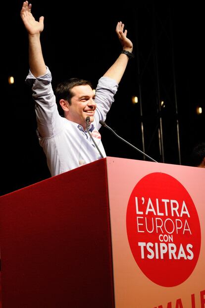 El primer ministro griego Alexis Tsipras uso de moda la camisa sin corbata entre la clase política.