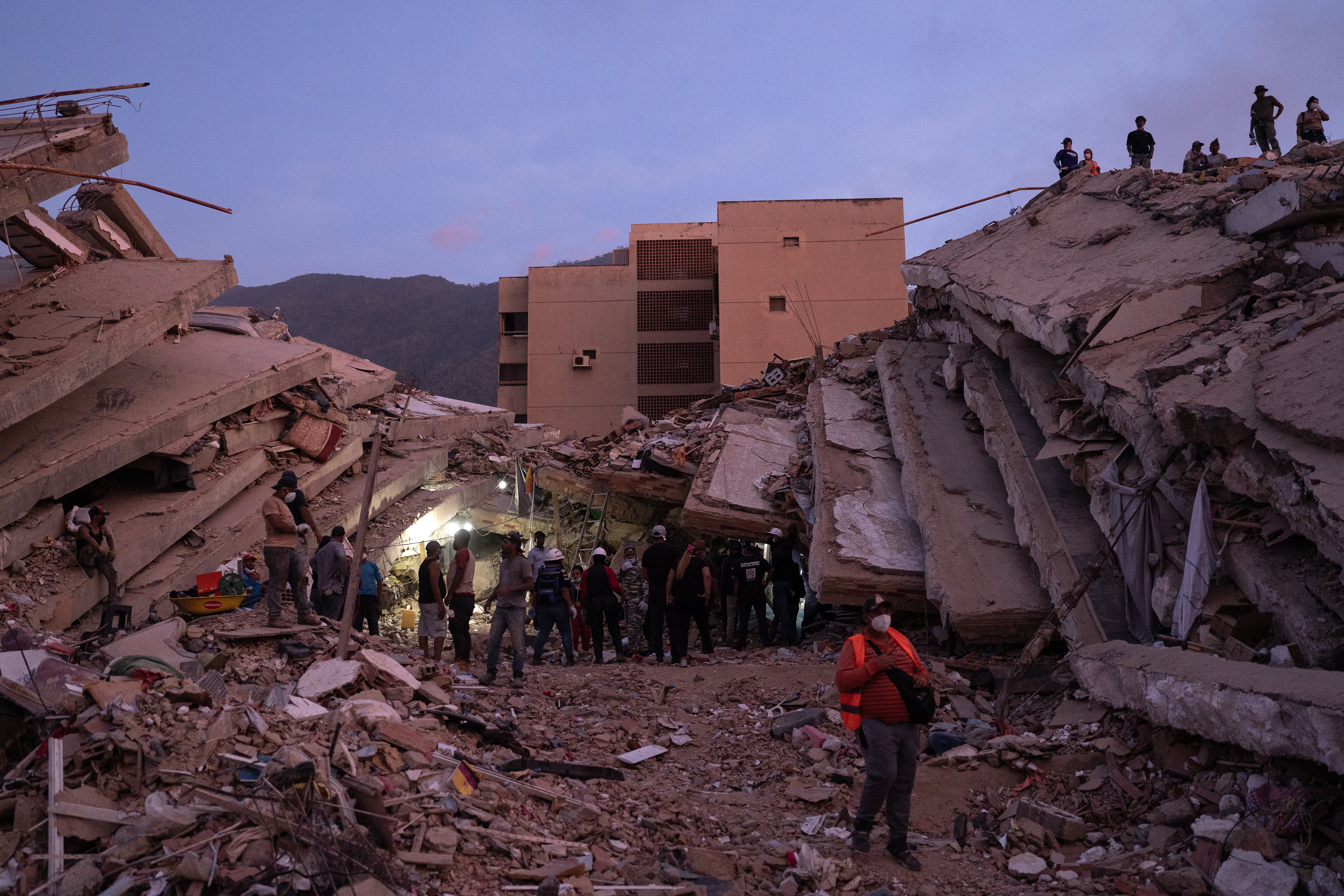 Labores de rescate en el edificio OPP 33, en La Guaira, el 28 de junio.