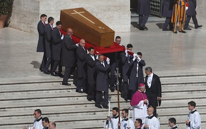 El féretro del papa Francisco es trasladado a la plaza de San Pedro del Vaticano para el inicio del funeral.