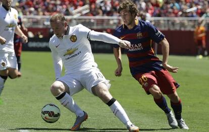 Sergi Roberto marca Rooney en el recent amistós davant el United