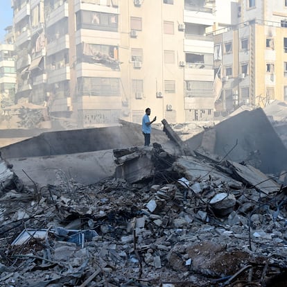 Beirut (Lebanon), 29/09/2024.- A man inspects destroyed buildings in the Haret Hreik neighborhood of Beirut's southern suburbs, after Israeli military strikes on Beirut, Lebanon, 29 September 2024. According to the UN Humanitarian Coordinator in Lebanon Imran Riza, the recent escalations in Lebanon, a 'catastrophic situation', have led to widespread destruction of homes and infrastructure across the country. At least 700 people have been killed, thousands have been injured, and nearly 120,000 people have been displaced in the past week. The Israeli army (Tsahal) said on 28 September 2024 on X (formerly Twitter) that Hezbollah leader Hassan Nasrallah was killed in an overnight strike on Beirut. Hezbollah confirmed the death of Nasrallah in a statement on 28 September 2024. (Líbano, Hizbulá/Hezbolá) EFE/EPA/WAEL HAMZEH