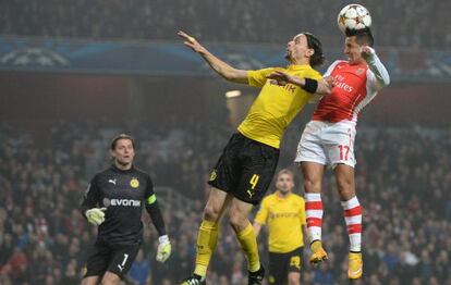Alexis y Subotic se disputan un balón en el Arsenal-Dortmund, de noviembre.