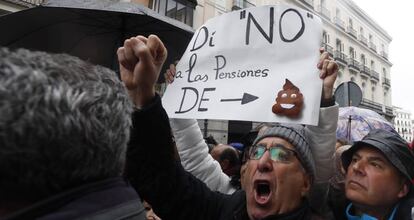 Pensionistas protestando por la revalorización de las prestaciones.