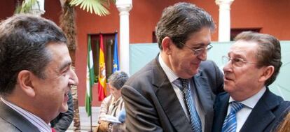 El presidente de los colegios de abogados andaluces, José Rebollo, el portavoz José Joaquín Gallardo, y el consejero de Justicia, Emilio Llera (derecha).