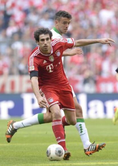 Javi Martínez protege el balón ante Franco di Santo