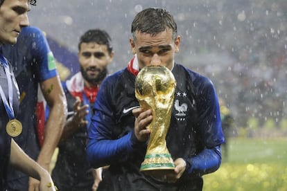 Antoine Griezmann besa el trofeo tras ganar a Croacia.  