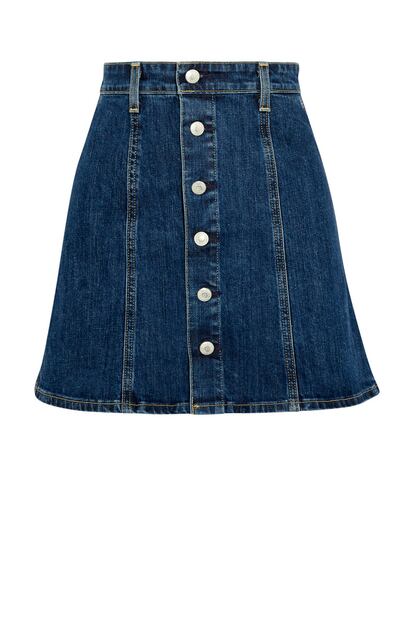 La falda de la temporada es de corte evasé y tiene botones en la parte frontal. Alexa Chung lo sabe y por eso diseñó este modelo para AG Jeans (272 euros).