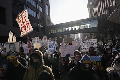 Manifestantes se reúnen para protestar las políticas migratorias del presidente Donald Trump en Minneapolis, Minnesota.