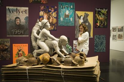 <p>El <a href="http://cat.elpais.com/tag/macba_museo_arte_contemporaneo_barcelona/a/" target="_blank">Museu d’Art Contemporani de Barcelona (Macba)</a> va cancel·lar al març l'exposició <em>'La bèstia i el sobirà'</em> a causa de les desavinences entre la direcció del museu, que volia retirar una obra sobre el rei Joan Carles, i l'artista i l'equip de comissaris, que es negaven a excloure aquesta peça. Finalment, el llavors director del Macba, Bartomeu Marí, va descartar l'obra i es va generar un gran rebombori. Finalment va cedir i l'escultura es va acabar exhibint. No obstant això, Marí va acabar dimitint arran de la polèmica. El Macba va anunciar que volia buscar un nou director que portés el museu a les seves arrels. Mesos més tard, al juliol, <a href="http://cat.elpais.com/cat/2015/07/23/cultura/1437688216_712349.html" target="_blank">l'argentí Ferran Barenblit</a> va ser nomenat nou director.</p>