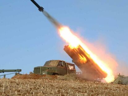 Fuerzas militares norcoreanas lanzando un misil en una locaci&oacute;n sin identificar en Corea del Norte en 2013. 