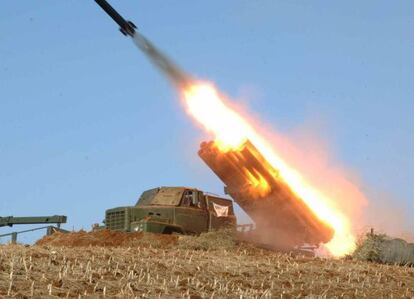 Fuerzas militares norcoreanas lanzando un misil en una locación sin identificar en Corea del Norte en 2013.