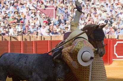 Sevilla, El segundo toro de la tarde derribó al picador.