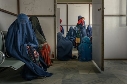 Grupo de mujeres esperan en un centro de salud de Ghazni en Afganistán