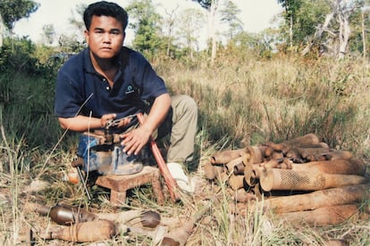 Aki Ra ha dedicado su vida adulta a eliminar los explosivos que le obligaron a plantar como niño soldado, primero a las órdenes de los jemeres rojos y luego trabajando para el ejército vietnamita.
