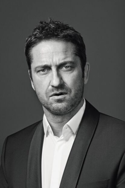 Gerard Butler con chaqueta de esmoquin y camisa, ambos Boss, y esa cara de cuando el móvil pasa de 20% de batería a apagarse de golpe.