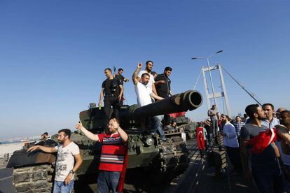 Policia i ciutadans en un tanc militar a Estambul.