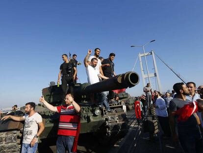 Policia i ciutadans en un tanc militar a Estambul.