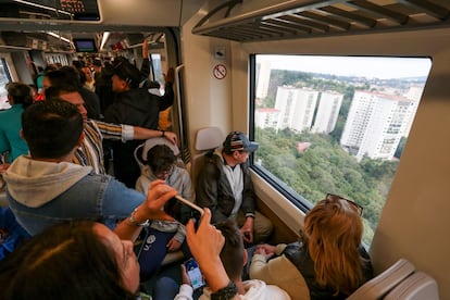 Pasajeros en el primer viaje del tren interurbano hacia la estación Santa Fe (Ciudad de México), el 1 de septiembre.