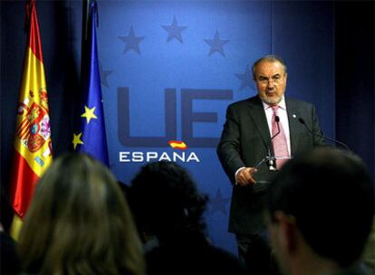 Pedro Solbes atiende a los medios al final de la primera reunión de la cumbre europea en Bruselas.