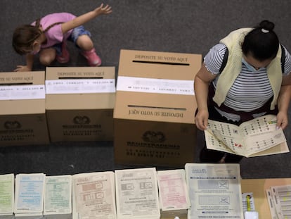 Una mujer vota en un colegio electoral en Bogotá.