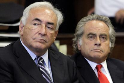 Strauss-Kahn (izquierda), junto a Benjamin Brafman, su abogado, el martes en los juzgados.