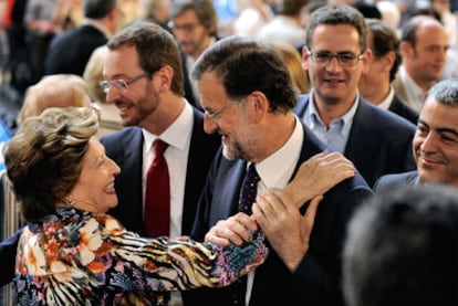 El líder del PP, Mariano Rajoy, saluda a una simpatizante en el mitin de Vitoria.