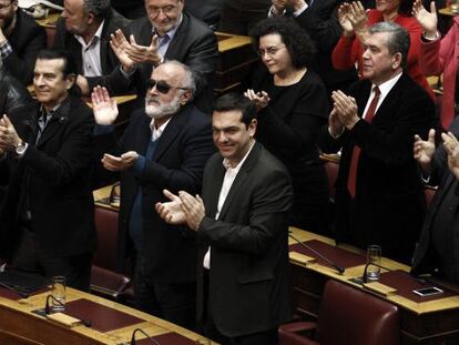 Alexis Tsipras (centre), lider de Syriza, ahir al Parlament.