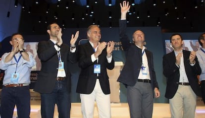 Alberto Fabra con Esteban González Pons y los presidentes del PP gallego y balear, Alberto Núñez Feijoó y José Ramón Bauzá, ayer.
 
  
 
  
