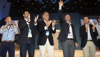 Alberto Fabra con Esteban González Pons y los presidentes del PP gallego y balear, Alberto Núñez Feijoó y José Ramón Bauzá, ayer.
 
  
 
  