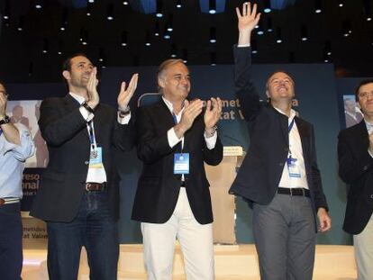 Alberto Fabra con Esteban González Pons y los presidentes del PP gallego y balear, Alberto Núñez Feijoó y José Ramón Bauzá, ayer.
 
  
 
  