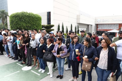 Personal de la Universidad de Guadalajara hacen una valla humana para impedir el ingreso de manifestantes durante la inauguración de la Feria.