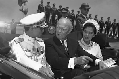 Bhumibol y Sirikit mantienen una conversación con el presidente estadounidense Dwight Eisenhower en un automóvil que les lleva del aeropuerto a la Casa Blanca, en Washington. Fotografía de junio de 1960.
