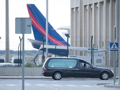 Un cotxe fúnebre trasllada les restes d'un dels morts de Germanwings.