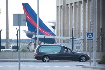 Un cotxe fúnebre trasllada les restes d'un dels morts de Germanwings.