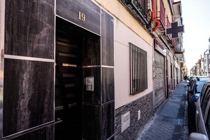 Un edificio vecinal reconvertido en pisos turísticos, en calle Puerto Alto 19.