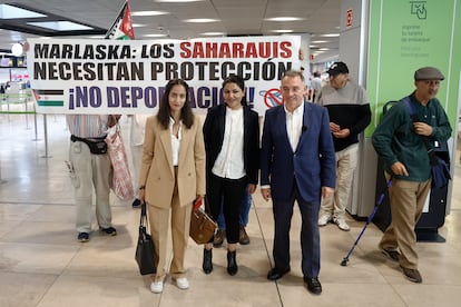 La portavoz de Más Madrid en el Congreso, Tesh Sidi, a la izquierda, y el diputado por Sumar en el Congreso, Enrique Santiago, junto a la abogada Fatma El Galia, tras su intento de visita a los saharuis retenidos en el aeropuerto de Barajas, este martes.