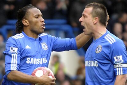 Terry y Drogba celebran uno de los goles del Chelsea.