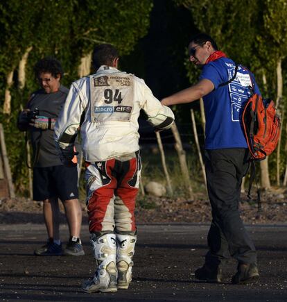 El italiano Giulio Napoli ayudado por un médico durante la tercera etapa del Rally. 