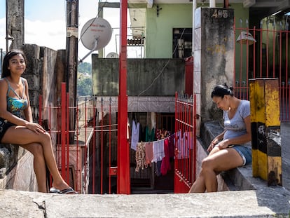 Dos mujeres del distrito de Brasilãndia en Sao Paulo en una imagen de archivo de 2020.