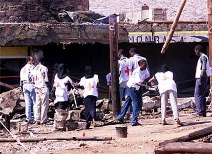 Voluntarios de la Cruz Roja ayudan a retirar los escombros del hotel Paradise.