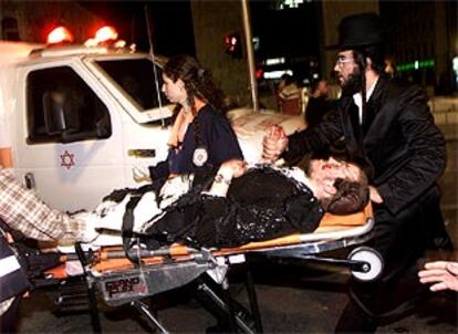 Al menos cuatro cadáveres yacían anoche en la calle de Ben Yehuda tras los dos atentados suicidas de Jerusalén.